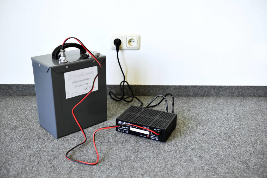 Elektroroller Laden So Funktioniert S Smarter Fahren