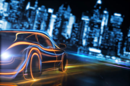 Induktives Laden mit futuristischem Auto