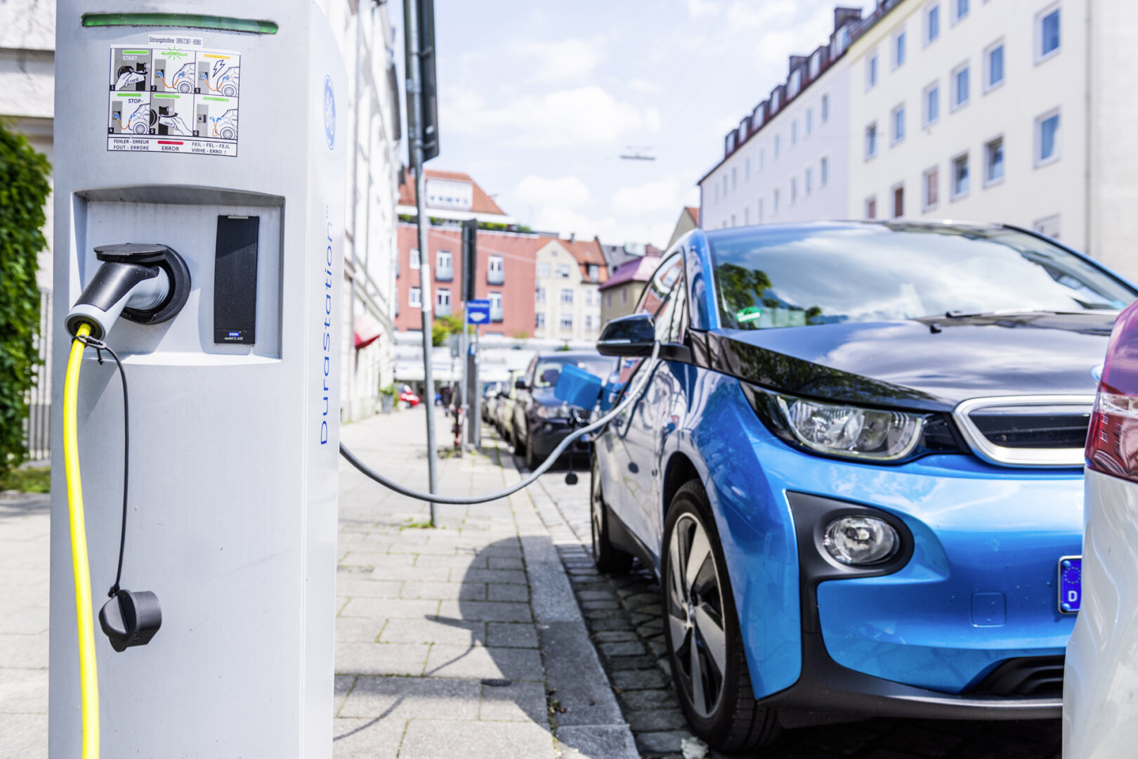 E-Auto an Landesäule