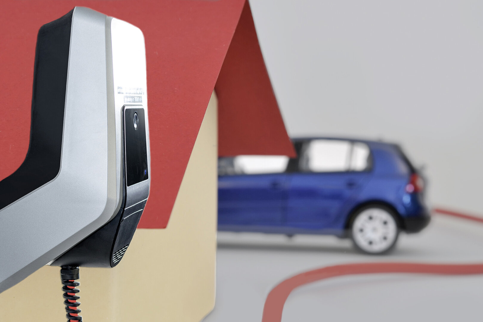 Modellauto mit Kabel an Wallbox