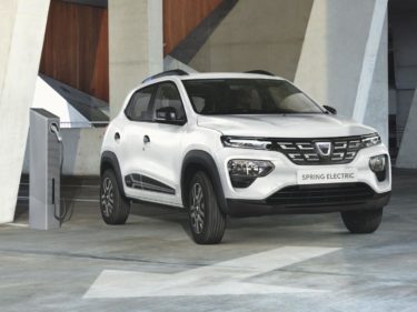 Weißer Dacia Spring Elektroauto