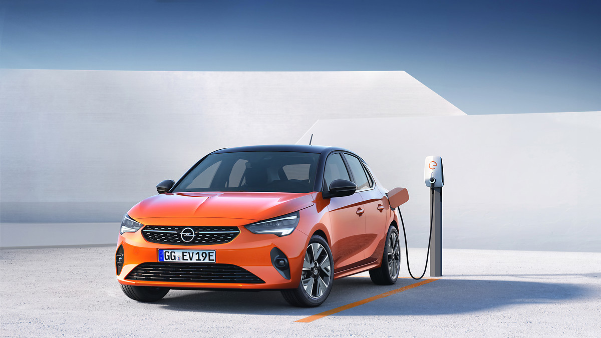 Orangener Opel Corsa Elektroauto